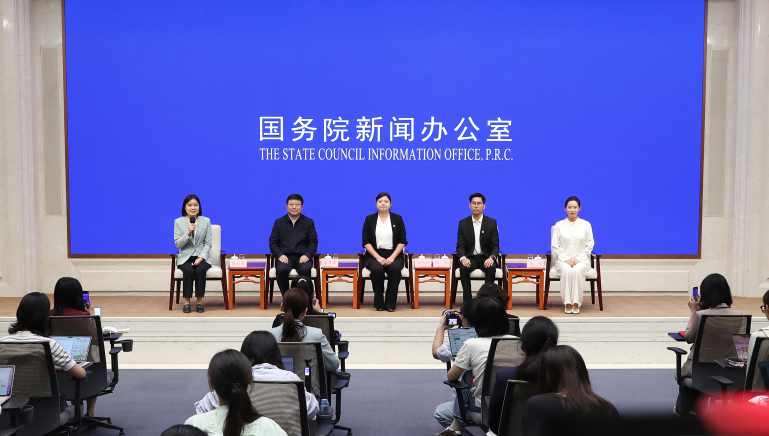 白百何晒与大儿子合照