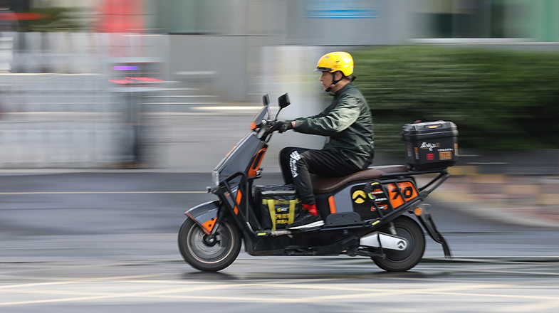 为悼念吴邦国同志天安门下半旗