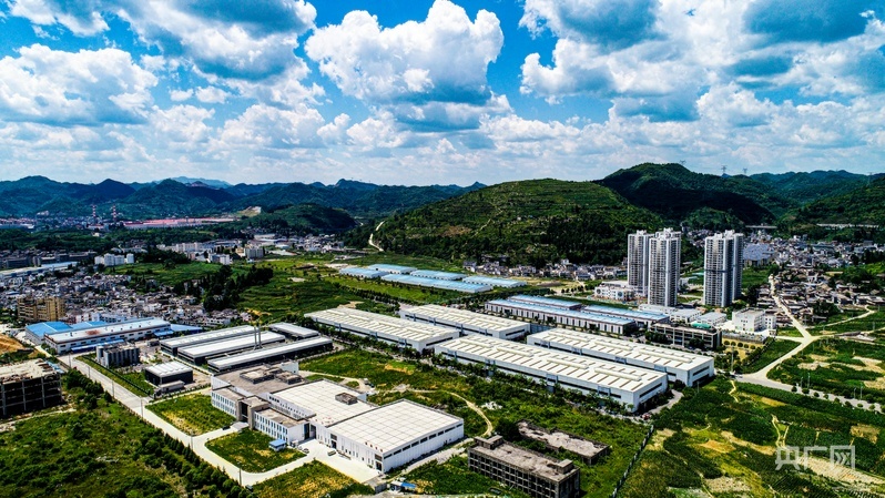 小伙捡到疑似手雷赶紧上交